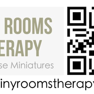 Pu&ograve; includere: Un logo bianco e grigio con il testo "TINY ROOMS THERAPY" e lo slogan "Dollhouse Miniatures". Un codice QR bianco e nero &egrave; a destra del logo. Sotto il logo si trova l'indirizzo del sito web "www.tinyroomstherapy.com".