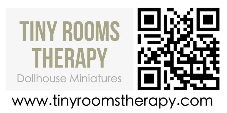 Pu&ograve; includere: Un logo bianco e grigio con il testo "TINY ROOMS THERAPY" e lo slogan "Dollhouse Miniatures". Un codice QR bianco e nero &egrave; a destra del logo. Sotto il logo si trova l'indirizzo del sito web "www.tinyroomstherapy.com".