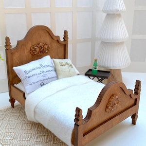 Romantisches Puppenbett in 1:12 Maßstab als DIY Selbstbausatz