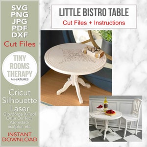 Op de afbeelding: Witte miniatuur bistrotafel met een decoratief ontwerp op de bovenkant. De tafel staat op een zwart-wit geblokte vloer. De tekst "LITTLE BISTRO TABLE" en "Cut Files + Instructions" is zichtbaar in de afbeelding.