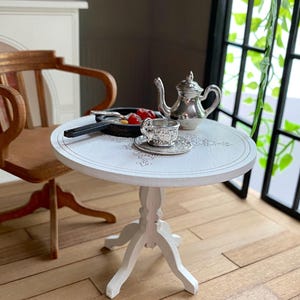 Kleiner Bistro Tisch als 1:12 DIY Selbstbausatz - fertig in wenigen Minuten.
