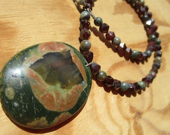 Riolite / Rainforest Jasper Garnet Fuchsite Collana