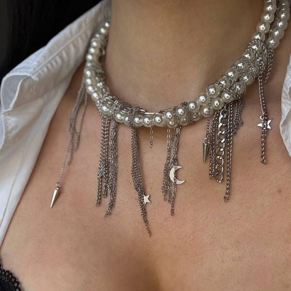 Collana a strati in stile perle con ciondoli a catena color argento, gioielli vistosi