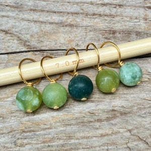 5 stitch markers with natural jade beads - stitch counter - green, sage green matt gold - semi-precious stones - knitting aid stitch marker beads