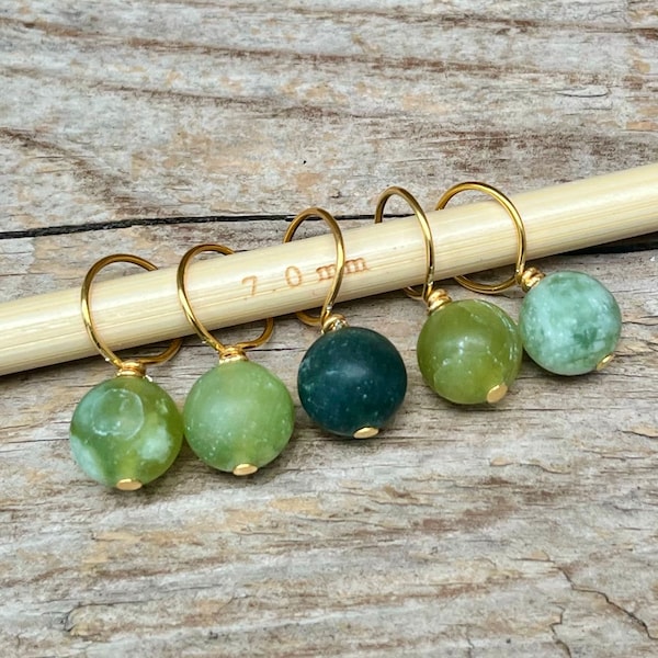 5 stitch markers with natural jade beads - stitch counter - green, sage green matt gold - semi-precious stones - knitting aid stitch marker beads