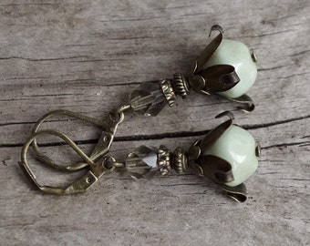 Vintage Ohrringe mit böhmischen Glasperlen - Peridot, helles Mint, mintgrün, grau & bronze/Knospen, Knospe, Knospenohrringe