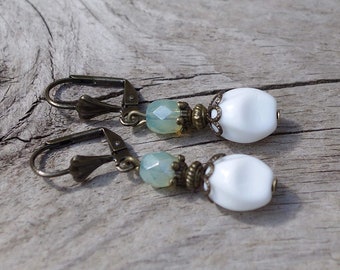 Boucles d’oreilles vintage avec perles de verre de Bohême - blanc opaque, opale à la menthe péridot et bronze