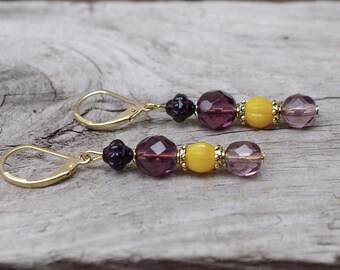 Boucles d’oreilles vintage avec perles de verre de Bohême - aubergine, jaune, jaune moutarde, noir, or antique et laiton