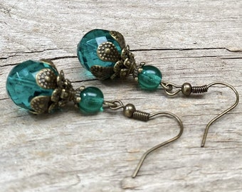 Boucles d'oreilles vintage avec perles en verre tchèque - vert pétrole, émeraude, vert sapin & bronze