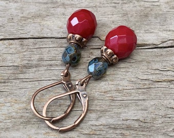 Boucles d’oreilles vintage avec perles de verre - rouge, bordeaux, rouge foncé, opaque et cuivre