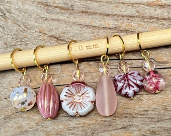 6 marqueurs de mailles avec perles de verre tchèques - compteur de mailles - blanc rose, baie, or - perles, aide au tricot marqueur de mailles hibiscus, feuille