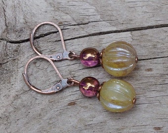 Boucles d’oreilles vintage avec perles de verre melons de Bohême - beige, baie fuchsia et cuivre