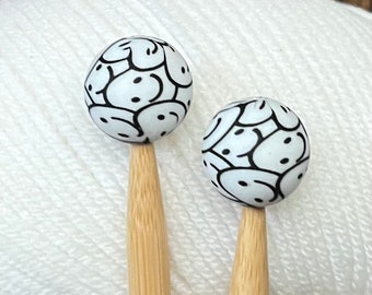 2 stitch stoppers, needle caps - black and white SMILEY BALLS made of silicone knitting needle stoppers, stoppers, knitting needle stoppers, silicone beads, set