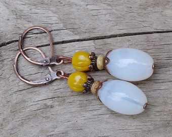 NOUVEAU!! Boucles d’oreilles vintage avec perles de verre d’olives de Bohême - opale blanche, jaune, jaune soleil, jaune moutarde et cuivre