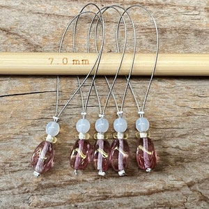 5 kleine Maschenmarkierer mit böhmischen Glasperlen Maschenzähler rosa honig, weiß, silbern Set Stricken, Strickhilfe stitch marker Bild 4