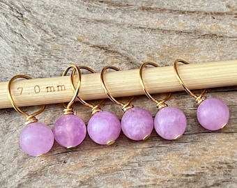 6 Maschenmarkierer mit Jade - Maschenzähler - flieder violett matt, gold - Halbedelsteine - Strickhilfe stitch marker Perlen