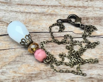 Collier vintage avec pendentif goutte en perles de verre tchèques - blanc opaque miel vieux rose & bronze