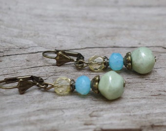 Boucles d’oreilles vintage avec perles de verre de Bohême - vert péridot, menthe, opale turquoise, aqua, mousseline de citron et bronze