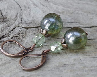 Boucles d'oreilles vintage avec perles de verre tchèques - émeraude, vert sapin, péridot, vert clair et cuivre