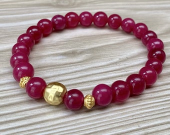 Bracelet with Malaysia Jade & Pearls in matt gold (18K gold plated) - medium violet red