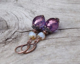 Boucles d’oreilles vintage avec perles de verre bohème - lilas nacré-violet, blanc-beige-opale & cuivre