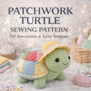 以下が含まれることがあります： 黄色い帽子をかぶったパッチワークのぬいぐるみカメ。カラフルな布のパッチで作られた甲羅があります。画像には「PATCHWORK TURTLE SEWING PATTERN」と「PDF Instructions & Turtle Template」という文字が含まれています。背景には裁縫用品があります。