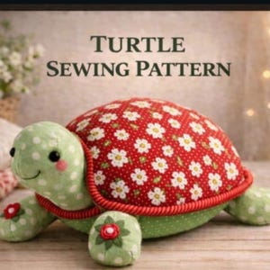 Puede incluir: Un patrón de costura de tortuga de peluche. La tortuga tiene un caparazón rojo con patrones de margaritas blancas, cabeza, pies y vientre verdes con lunares. El texto "TURTLE SEWING PATTERN" se muestra encima de la tortuga.
