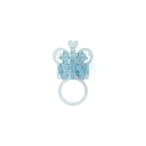 Puede incluir: Un anillo de plástico transparente con un diseño de mariposa azul. La mariposa tiene una cabeza en forma de corazón y alas con un patrón geométrico.