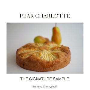 Könnte beinhalten: Ein Birnen-Charlotte-Dessert mit goldbrauner Kruste und cremiger Füllung. Das Bild enthält den Text "PEAR CHARLOTTE" und "THE SIGNATURE SAMPLE" von Irene Chernysheff. Im Hintergrund sind zwei Birnen zu sehen.