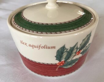 Wedgwood Sarah's Garden suikerpot met deksel en hulst- en sparrenmotief
