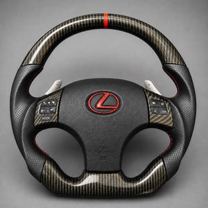 Puede incluir: Un volante de cuero negro con detalles en fibra de carbono, que presenta una franja central roja en la parte superior, costuras rojas y un logotipo de Lexus rojo en el centro. El volante incluye levas de cambio plateadas y botones.