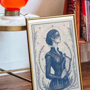 K&ouml;nnte beinhalten: Gerahmter Kunstdruck mit einer blau-beigen Illustration einer Figur, die eine Harfe h&auml;lt. Das Kunstwerk zeigt eine Person mit Maske und detaillierten Merkmalen, umgeben von botanischen Elementen und Sternen. Der Druck ist in einem goldenen Rahmen.