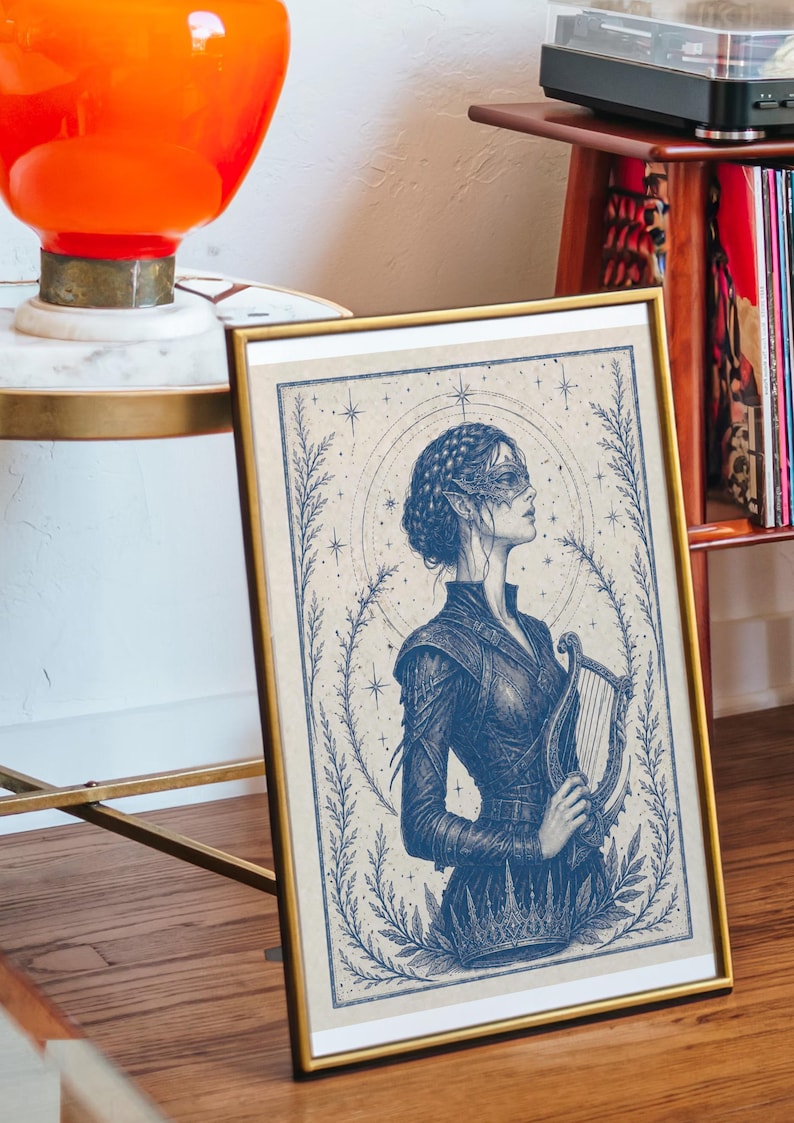 K&ouml;nnte beinhalten: Gerahmter Kunstdruck mit einer blau-beigen Illustration einer Figur, die eine Harfe h&auml;lt. Das Kunstwerk zeigt eine Person mit Maske und detaillierten Merkmalen, umgeben von botanischen Elementen und Sternen. Der Druck ist in einem goldenen Rahmen.