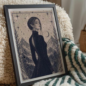 Peut inclure: Impression d'art encadrée représentant une femme aux oreilles pointues vêtue d'une robe noire, sur fond de montagnes, d'étoiles et d'un croissant de lune. L'œuvre est de style vintage, avec un cadre noir.