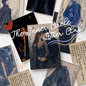 Peut inclure: Plusieurs impressions d'art fantastiques avec des illustrations de couples, d'éléments célestes et de texte. Les impressions sont de différentes tailles et orientations, avec une palette de couleurs de bleus, de noirs et de blancs. Le texte "The Inner Circle Letter Club" est affiché.