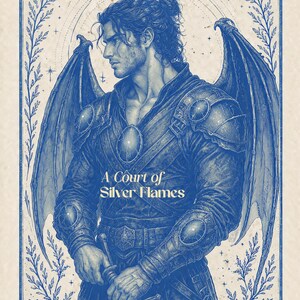 K&ouml;nnte beinhalten: Blaue Illustration einer gefl&uuml;gelten Figur, die ein Schwert h&auml;lt, mit dem Text "A Court of Silver Flames". Das Kunstwerk zeigt eine detaillierte Darstellung eines Mannes mit Fl&uuml;geln, R&uuml;stung und Schwert, vor einem dekorativen Rahmen.