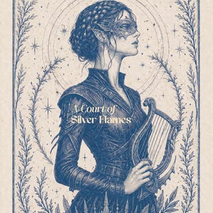 K&ouml;nnte beinhalten: Blau-wei&szlig;e Illustration einer Frau mit Maske und Harfe. Das Bild zeigt den Text "A Court of Silver Flames" und ist von einem dekorativen Rahmen mit Sternen und floralen Elementen umgeben. Die Frau tr&auml;gt eine Krone.