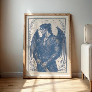 Puede incluir: Una impresi&oacute;n enmarcada que presenta una ilustraci&oacute;n azul de una figura alada sosteniendo una espada. La obra de arte est&aacute; sobre un fondo beige con elementos decorativos y est&aacute; encerrada en un marco de madera. La impresi&oacute;n est&aacute; apoyada contra una pared.