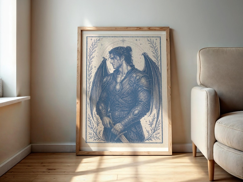 Puede incluir: Una impresi&oacute;n enmarcada que presenta una ilustraci&oacute;n azul de una figura alada sosteniendo una espada. La obra de arte est&aacute; sobre un fondo beige con elementos decorativos y est&aacute; encerrada en un marco de madera. La impresi&oacute;n est&aacute; apoyada contra una pared.