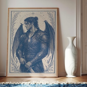 K&ouml;nnte beinhalten: Gerahmte blau-wei&szlig;e Illustration einer gefl&uuml;gelten Figur, die ein Schwert h&auml;lt. Das Kunstwerk zeigt eine detaillierte Zeichnung eines Mannes mit gro&szlig;en Fl&uuml;geln, der eine R&uuml;stung tr&auml;gt und einen strengen Ausdruck hat. Der Rahmen ist hellbraun.