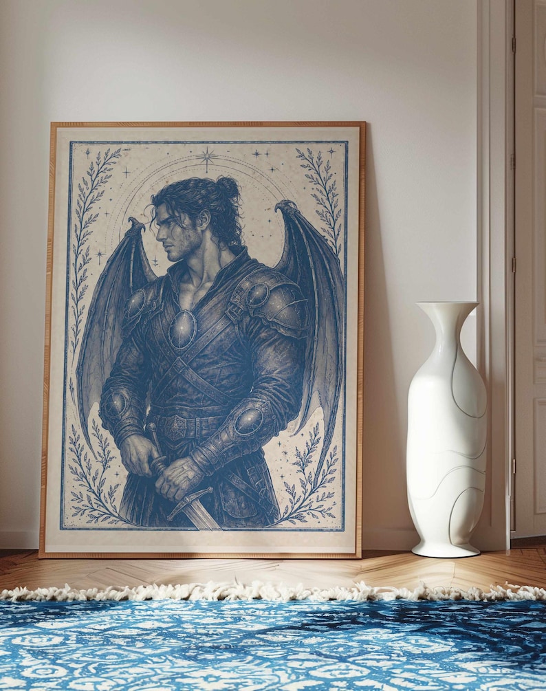 K&ouml;nnte beinhalten: Gerahmte blau-wei&szlig;e Illustration einer gefl&uuml;gelten Figur, die ein Schwert h&auml;lt. Das Kunstwerk zeigt eine detaillierte Zeichnung eines Mannes mit gro&szlig;en Fl&uuml;geln, der eine R&uuml;stung tr&auml;gt und einen strengen Ausdruck hat. Der Rahmen ist hellbraun.