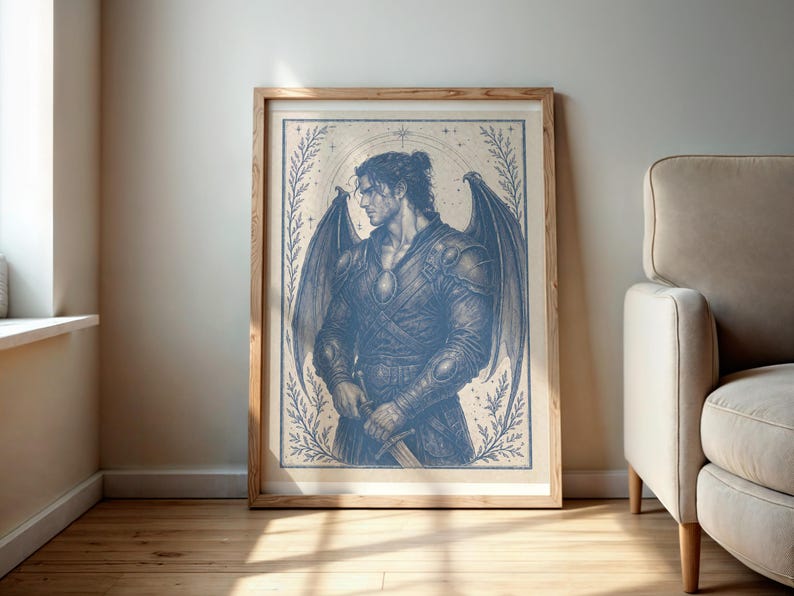 K&ouml;nnte beinhalten: Ein gerahmter blau-beiger Druck einer gefl&uuml;gelten Figur mit einem Schwert. Das Kunstwerk zeigt eine detaillierte Illustration einer Person mit gro&szlig;en Fl&uuml;geln, vor einem Hintergrund aus Himmelselementen und Laub. Der Rahmen besteht aus hellem Holz.