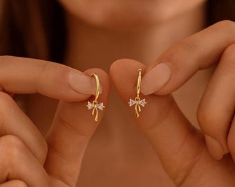 Pendientes Huggie con lazo de cinta / Plata de ley, circonita cúbica