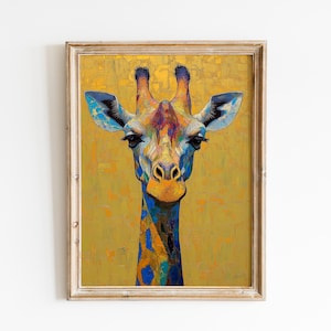 Puede incluir: Una impresión artística enmarcada que presenta un retrato colorido de una jirafa. La cara de la jirafa está pintada con tonos azules, amarillos y naranjas sobre un fondo dorado texturizado. El marco es de color marrón claro.
