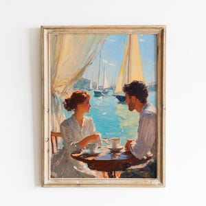 Puede incluir: Pintura al óleo enmarcada que representa a una pareja en una mesa con tazas de té, con vistas a un puerto con veleros. La obra de arte presenta una paleta de colores cálidos con azules, amarillos y marrones, creando una escena serena y romántica. El marco es de madera clara envejecida.