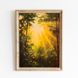 Puede incluir: Pintura enmarcada de una escena de bosque soleado. La obra representa árboles altos y exuberante vegetación, con luz solar amarilla brillante que atraviesa el dosel. El marco es de color claro y neutro.