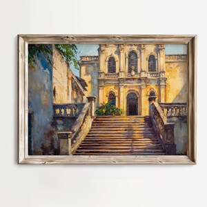 以下が含まれることがあります： 額縁に入った絵画で、日当たりの良いヨーロッパの建物と大きな階段が描かれています。このアートワークは、黄色、茶色、青の暖色系の色調を使用し、詳細な建築要素が特徴です。絵画は素朴な木製のフレームに入っています。