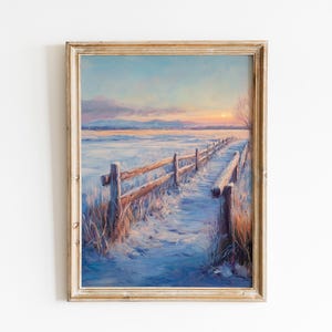 Peut inclure: Peinture de paysage encadrée représentant un chemin enneigé menant à l'horizon. L'œuvre présente une clôture en bois, de la neige et un ciel coloré avec des nuances de bleu, d'orange et de violet. La peinture est dans un cadre doré.