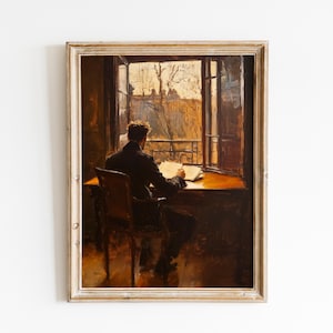 Puede incluir: Pintura al óleo vintage enmarcada que representa a una persona sentada en un escritorio cerca de una ventana, escribiendo. La escena está bañada por una luz cálida, con una vista de un paisaje urbano. La pintura está en un marco de madera clara desgastada.
