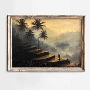 Peut inclure: Peinture de paysage encadrée représentant une scène tropicale avec des palmiers, des champs en terrasses et une silhouette. L'œuvre utilise une palette de couleurs chaudes avec un ciel doré et des montagnes brumeuses en arrière-plan. Le cadre est en bois clair.